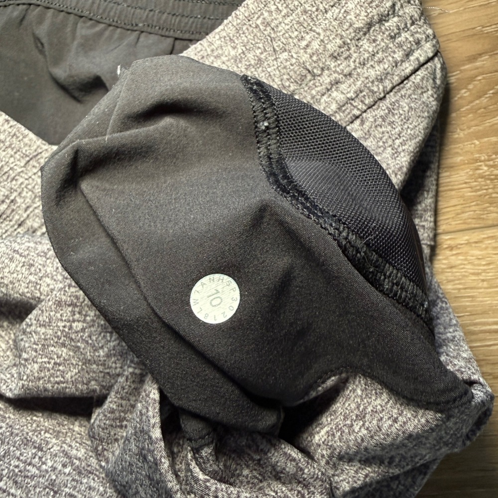 Lululemon On the Fly Short Heathered Gray Luxtreme W7ANHS Size 10 - Picture 6 of 9